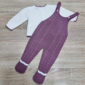 Salopette rose avec pull blanc