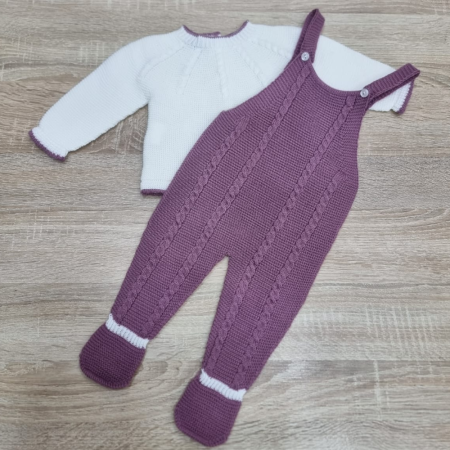 Salopette rose avec pull blanc