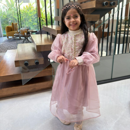 Robe en broche de soie et organza