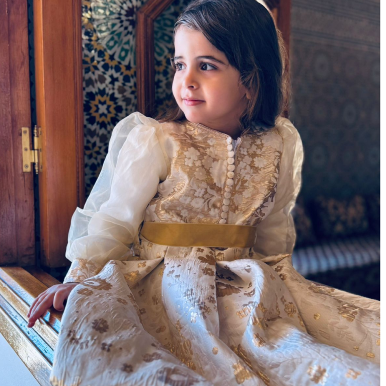 Robe brocard avec manches en organza doublés et ceinture en velours