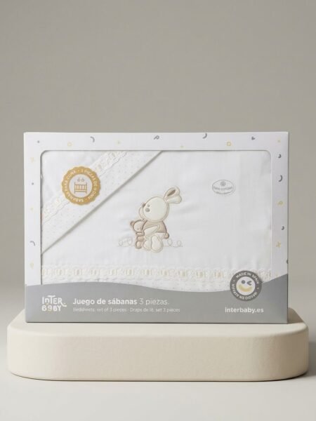 Parure de Lit Bébé 3 Pièces – Interbaby

Apportez douceur et élégance à la chambre de votre bébé avec cette jolie parure de lit 3 pièces Interbaby.

Dans des tons blanc et rose pastel, elle est délicatement décorée d’un adorable ourson brodé et de petites étoiles, pour une ambiance tendre et raffinée.

Caractéristiques

* Marque : Interbaby
* Composition : 3 pièces
* Couleur : Blanc et rose pastel
* Motifs : Ourson brodé et étoiles
* Matière : Tissu extra doux et confortable

Composition de l’ensemble

* 1 drap de dessus
* 1 drap-housse ajustable
* 1 taie d’oreiller
