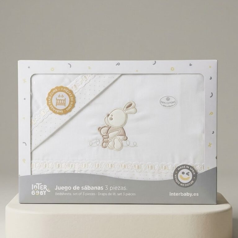 Parure de Lit Bébé 3 Pièces – Interbaby

Apportez douceur et élégance à la chambre de votre bébé avec cette jolie parure de lit 3 pièces Interbaby.

Dans des tons blanc et rose pastel, elle est délicatement décorée d’un adorable ourson brodé et de petites étoiles, pour une ambiance tendre et raffinée.

Caractéristiques

* Marque : Interbaby
* Composition : 3 pièces
* Couleur : Blanc et rose pastel
* Motifs : Ourson brodé et étoiles
* Matière : Tissu extra doux et confortable

Composition de l’ensemble

* 1 drap de dessus
* 1 drap-housse ajustable
* 1 taie d’oreiller